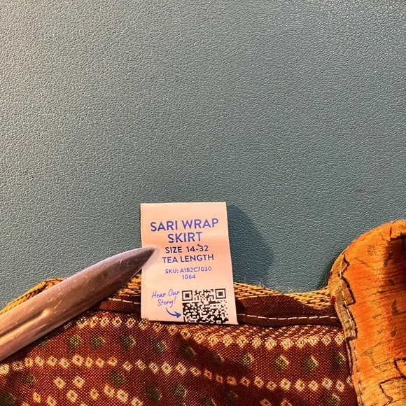 Woman’s size 14-32 Reversible Upcycled Sari Wrap Skirt in Tea / Neutral tones - Picture 3 of 6